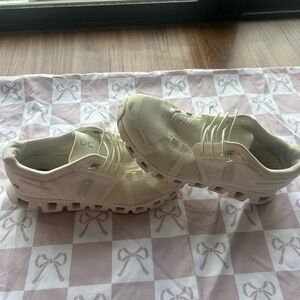 On- CLOUD Running SNEAKERS white or cream